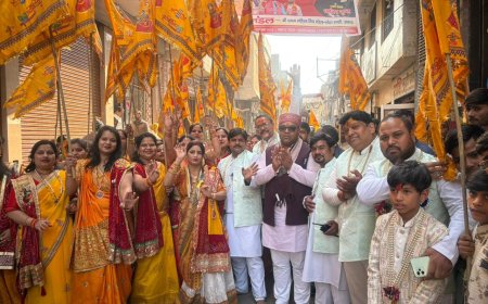 आगरा में श्याम नाम की गूंजः नंगे पांव सैकड़ों श्रद्धालुओं ने लोहामंडी से जीवनी मंडी तक निकली निशान यात्रा