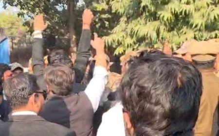 आगरा दीवानी कचहरी में सपा सांसद का घेरावः राणा सांगा बयान पर युवा अधिवक्ताओं ने किया तीखा विरोध, पुलिस ने सुरक्षा घेरे में बाहर निकाला