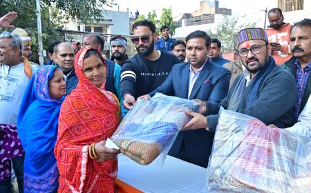 ठंड में राहत की गर्माहट, योगी सरकार के निर्देश पर आगरा में  जरूरतमंद महिलाओं को कंबल वितरण