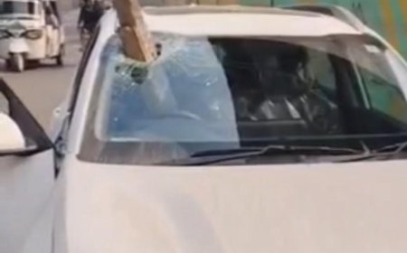 इंचों से बची जान, मेट्रो निर्माण के दौरान कार पर गिरा भारी स्लीपर