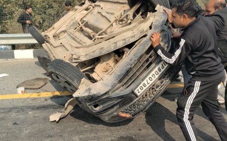 आगरा-लखनऊ एक्सप्रेसवे पर रफ्तार का कहर, एमबीसीबी तोड़ती हुई पलटी कार, एक युवक घायल