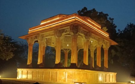 ब्रज की भक्ति पर विश्व की दृष्टिः रमणरेती स्थित रसखान–ताज बीबी समाधि की अलौकिक आभा विदेशी पर्यटकों को कर रही मंत्रमुग्ध