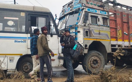 पिनाहट में आमने-सामने से भिड़े ट्रक और डग्गामार बस, यात्रियों में मची अफरा-तफरी, भदरौली मार्ग पर हादसा