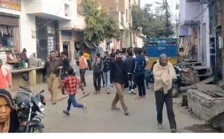 आगरा में बेखौफ रंगबाजी, ठेला लगाने वाले युवक पर लाठी-डंडों से हमला, पिस्टल से की ताबड़तोड़ फायरिंग