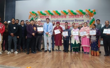 आगरा के आरबीएस कॉलेज ऒडिटोरियम में लोकतंत्र का उत्सवः 16वें राष्ट्रीय मतदाता दिवस पर डीएम ने छात्र-छात्राओं को दिलाई शपथ, ‘माई भारत–माई वोट’ थीम पर जागरूकता, अर्जुन अवार्डी जसवीर सिंह और हिमानी बुंदेला का सम्मान