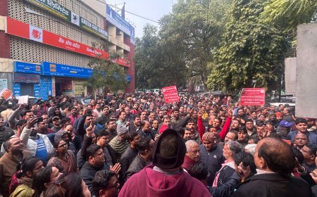 पांच दिवसीय बैंकिंग की मांग पर आगरा में बैंककर्मियों का जोरदार प्रदर्शन, हड़ताल से करोड़ों का लेन-देन प्रभावित