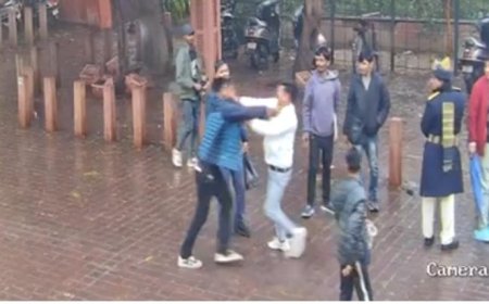 ताजमहल के बाहर सरेआम मारपीट, पर्यटकों के सामने हॊकरों में चले लात-घूंसे