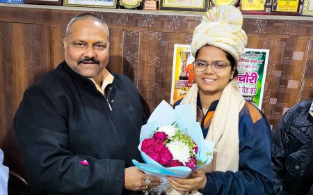 रोलबॉल में स्वर्ण जीतने वाली प्राची का एमएलसी विजय शिवहरे ने घर पहुँचकर किया सम्मान