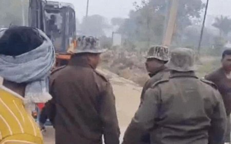 होलिका दहन के चबूतरे पर चला बुलडोजर, पार्षद से हुई धक्का-मुक्की, चमरौली में निगम कार्रवाई से उबाल
