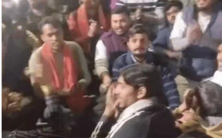 एबीवीपी कार्यालय के बाहर आपत्तिजनक हरकत, जांच से पहले सबूत हटाने पर फूटा गुस्सा