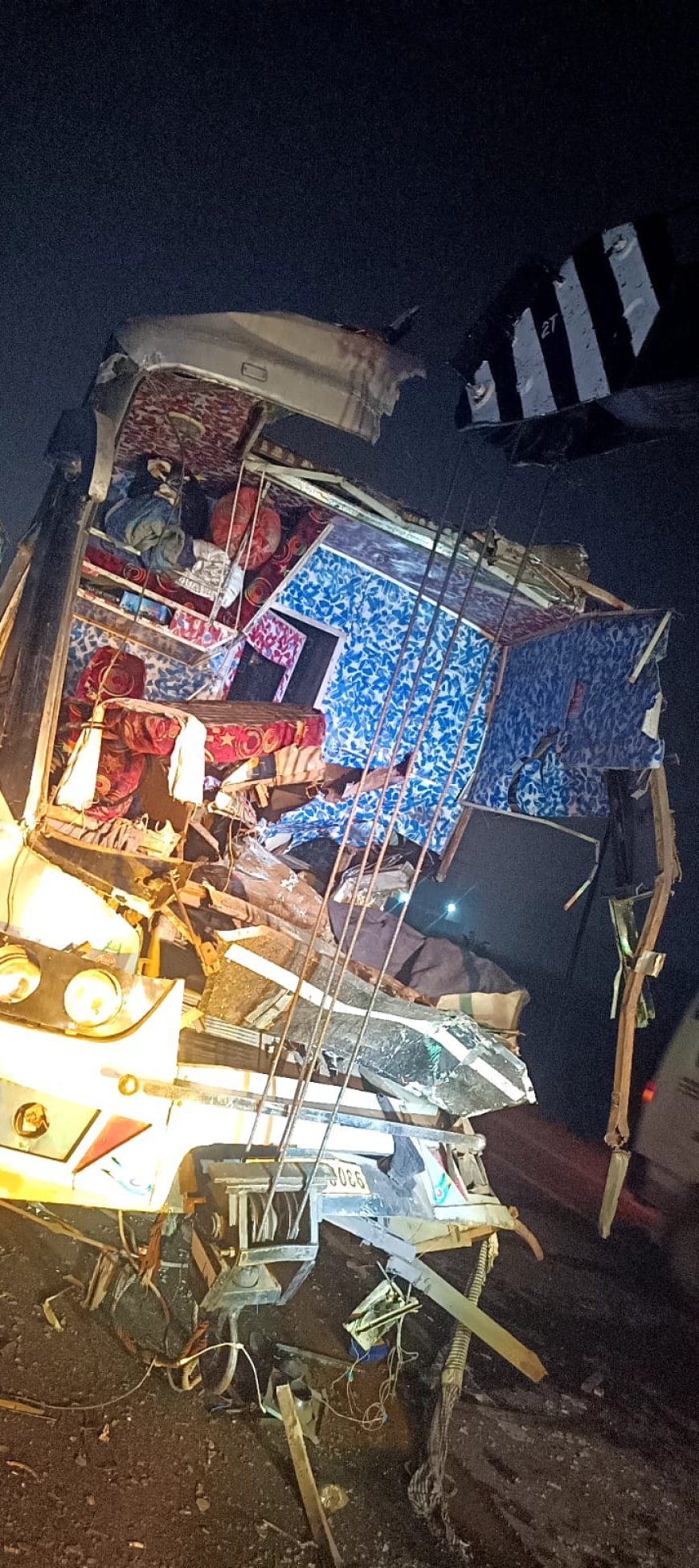 अयोध्या जा रही गुजरात के श्रद्धालुओं की डबल डेकर बस शाहजहांपुर में ट्रोला से टकराई, परिचालक की मौत, दो घायल