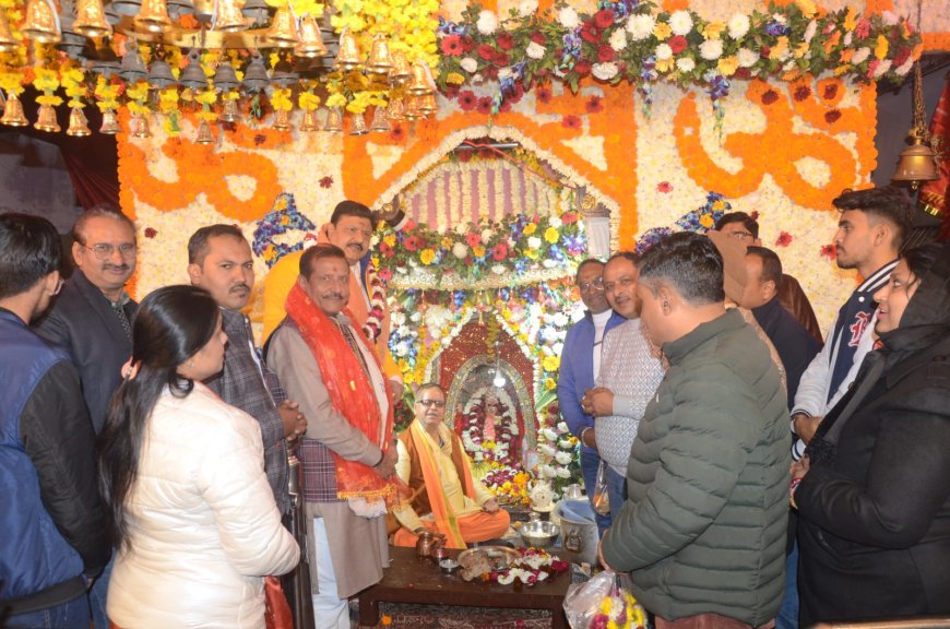 नववर्ष पर महालक्ष्मी का दिव्य श्रृंगार, आगरा के बल्केश्वर में उमड़ी भक्तों की भीड़