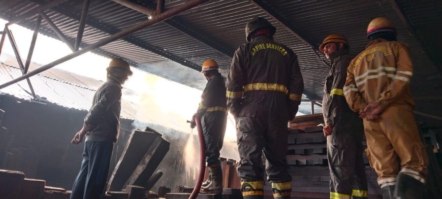 फ्रीगंज में लकड़ी के गोदाम में भीषण आग, बड़ा हादसा टला, बिना फायर एनओसी के गोदाम बना खतरा