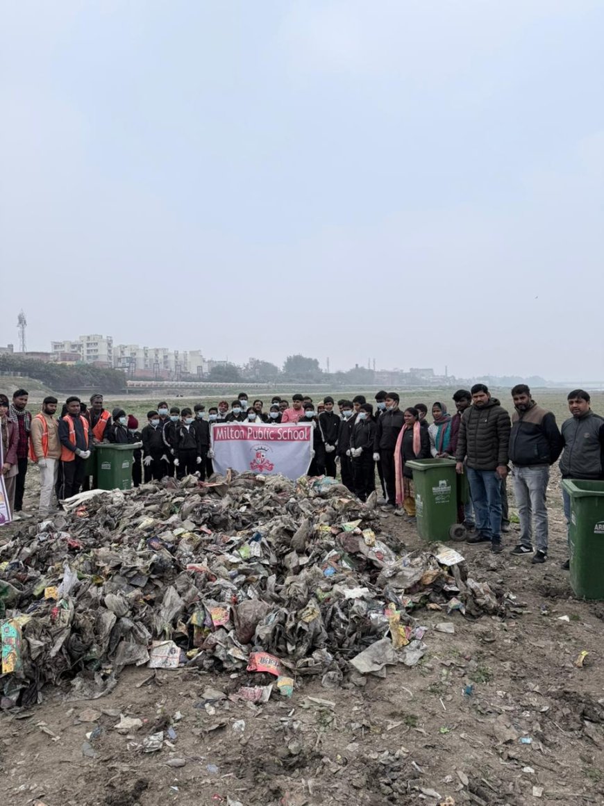 यमुना सफाई का अभियानः आरती स्थल के पास तलहटी से मिल्टन स्कूल के बच्चों ने उठाया कचरा