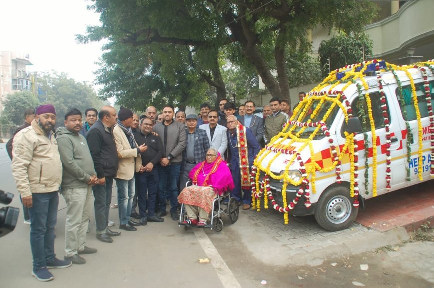 मां की स्मृति से जनसेवा का संकल्प: बेटियों ने हेल्प आगरा को भेंट की ईको एम्बुलेंस
