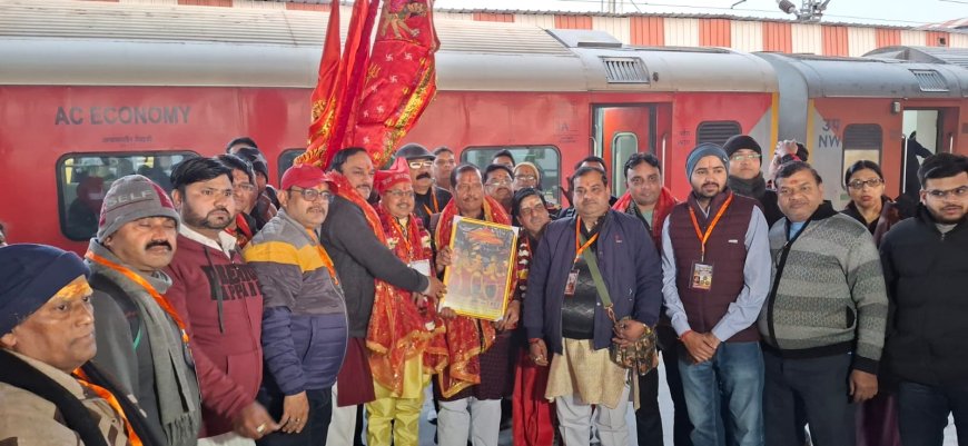 आगरा से माता वैष्णो देवी के दरबार तक भक्ति की पदयात्रा, ढोल-नगाड़ों और जयकारों से गूंजा कैन्ट स्टेशन