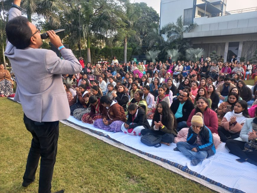 इस्कॉन आगरा व द आगरा जैमिंग क्लब का भक्ति–संगीत संगम, सैकड़ों श्रद्धालु हरिनाम में डूबे, बांके बिहारी भक्त मंडल की श्याम भजन संध्या में साधु सेवा, फूलों की होली और संकीर्तन