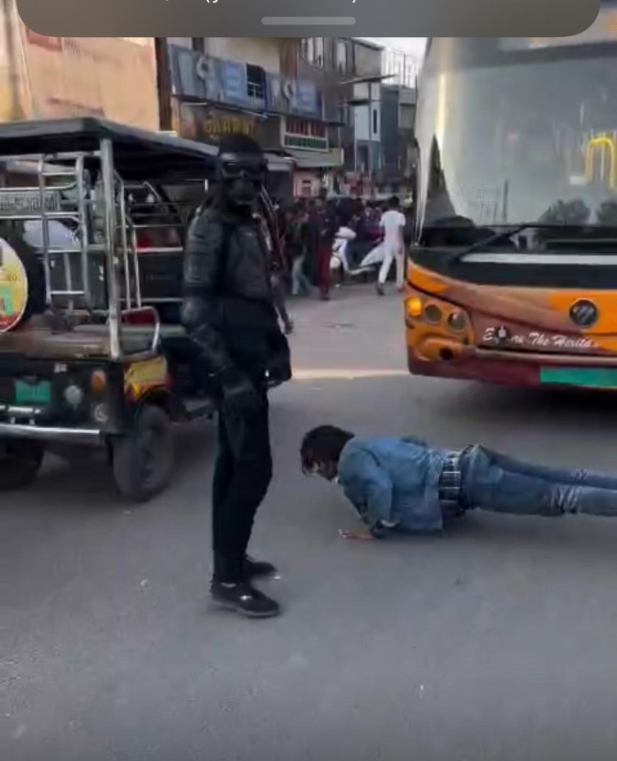 रील का नशा, नियमों की बलि, आगरा में चलती सड़क बना दी जिम, बस रोककर लगाए पुश-अप