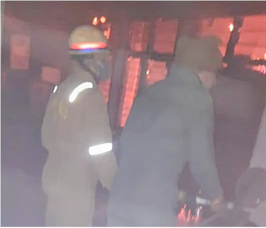 आगरा में आधी रात दहला रघुबीर कुंज, गैस सिलेंडर फटा, आग–धुएं में फंसे परिवारों को दमकल ने बचाया