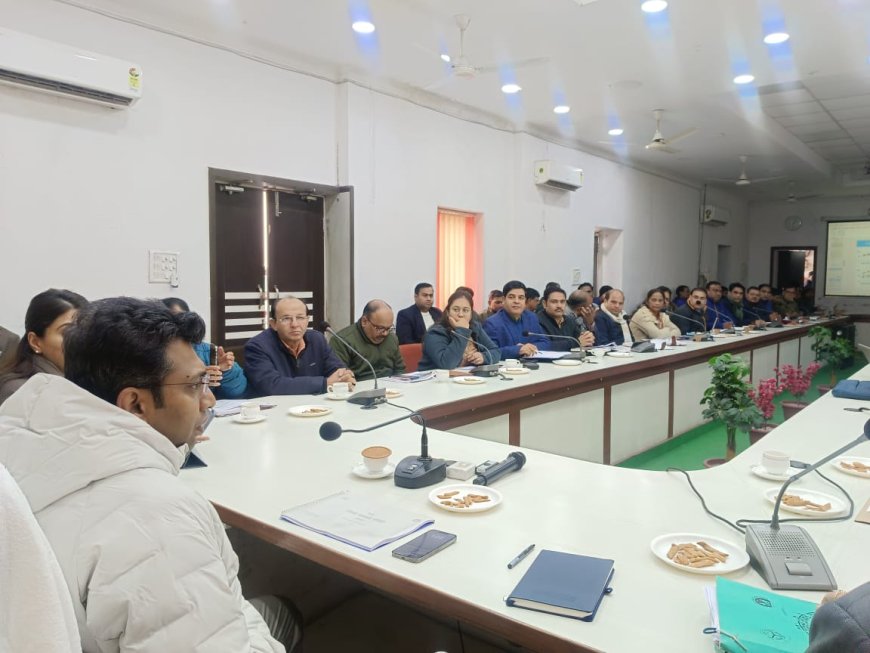 आगरा डीएम की दो टूक, हर गर्भवती सुरक्षित हो, हर लाभार्थी को मिले आयुष्मान कार्ड