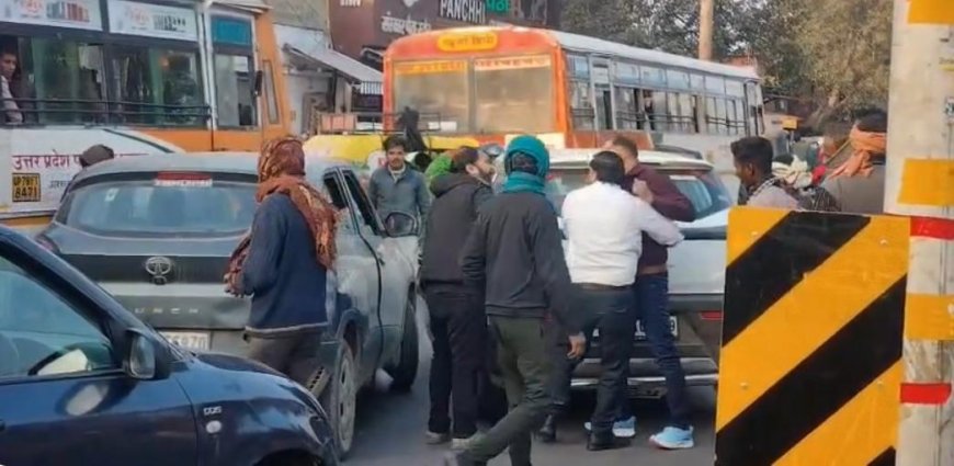 रामबाग चौराहे पर सड़क बनी अखाड़ा, मामूली टक्कर के बाद जमकर मारपीट, जाम, पुलिस रही नदारद