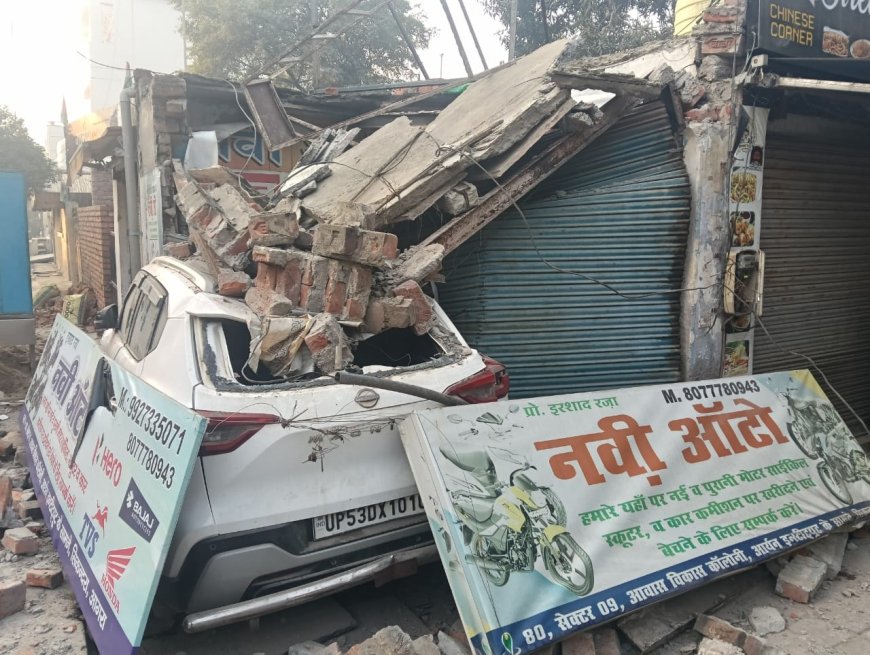 करकुंज में देर रात रफ्तार का कहर, कार दुकान में घुसी, शटर, दीवारें और छत ढही