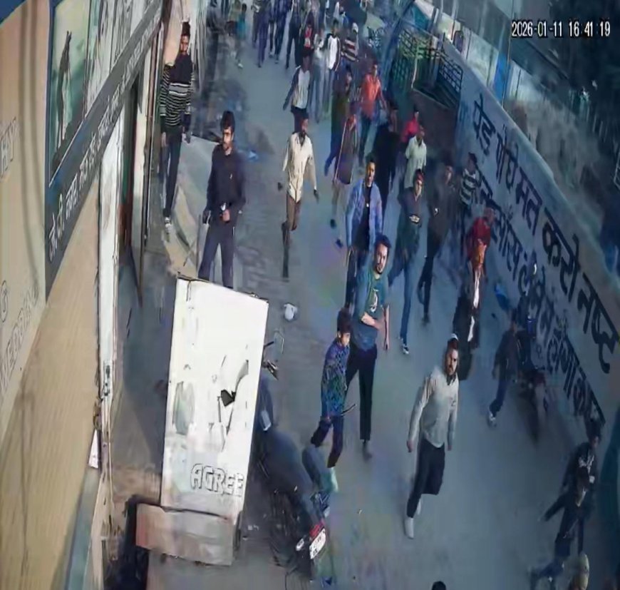 आगरा में चाकू से जानलेवा हमला, युवक का जबड़ा कटा, लोगों ने हमलावर को दबोचा