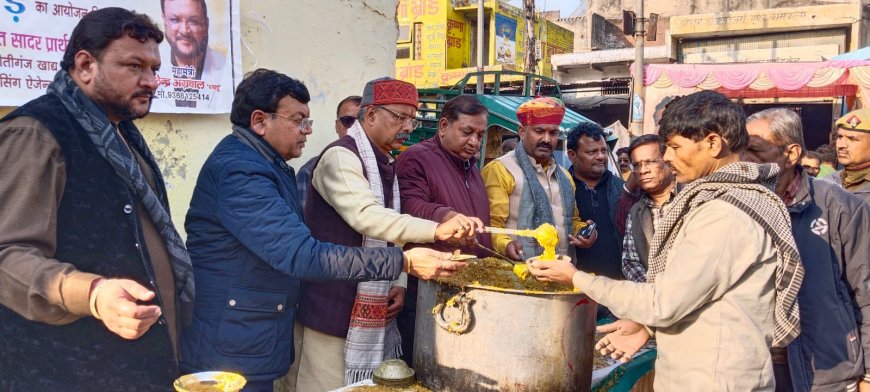 मकर संक्रांति पर आगरा में अन्नदान की धूम, खिचड़ी–मंगौड़े और रेबड़ियों से सजी सामाजिक सेवा