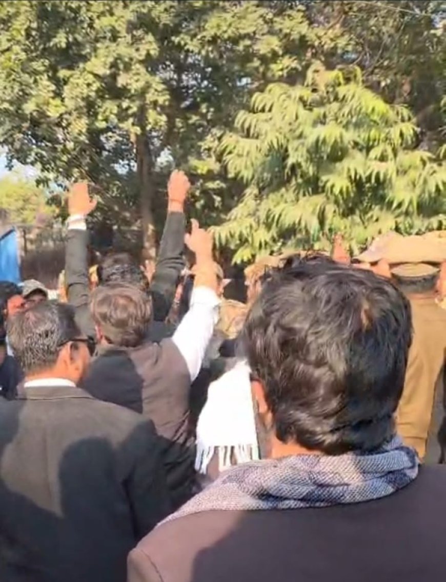 आगरा दीवानी कचहरी में सपा सांसद का घेरावः राणा सांगा बयान पर युवा अधिवक्ताओं ने किया तीखा विरोध, पुलिस ने सुरक्षा घेरे में बाहर निकाला