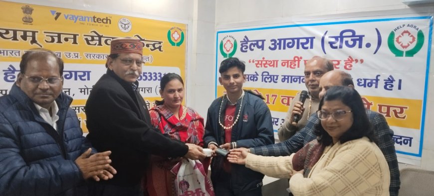 हेल्प आगरा की पहल से बदली एक मूक जीवन की दिशा, मशीन से धीरज के चेहरे पर लौटी मुस्कान