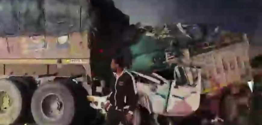 महुअर कट पर मौत से जंग, ट्रेलर में घुसी पिकअप, आधे घंटे तक पिकअप में फंसा रहा चालक