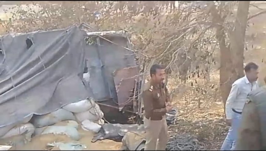 आगरा–लखनऊ एक्सप्रेसवे पर धान से भरा ट्रक रेलिंग तोड़ खाई में जा गिरा, चालक–परिचालक सुरक्षित