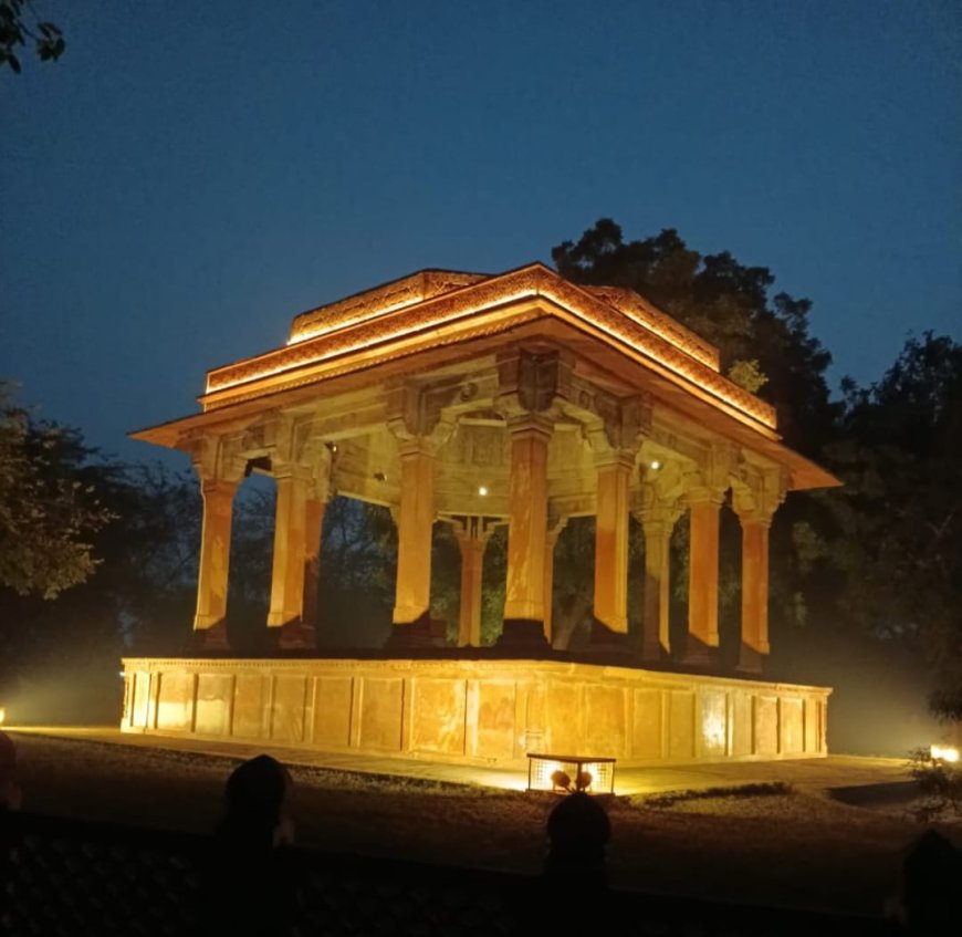 ब्रज की भक्ति पर विश्व की दृष्टिः रमणरेती स्थित रसखान–ताज बीबी समाधि की अलौकिक आभा विदेशी पर्यटकों को कर रही मंत्रमुग्ध