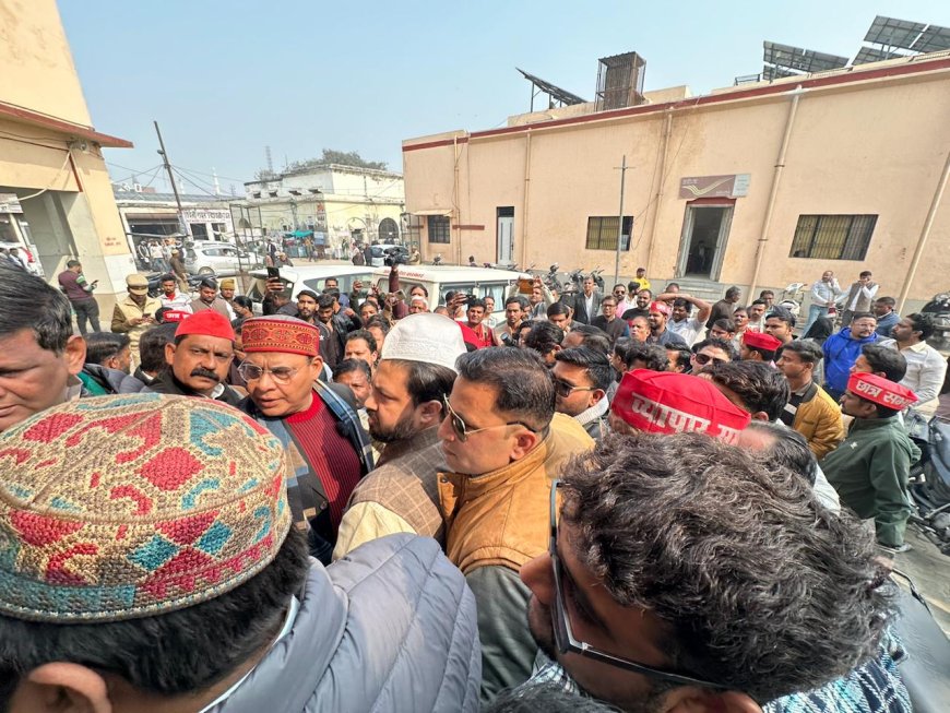 समाजवादी पार्टी स्वामी अविमुक्तेश्वरानंद के समर्थन में उतरी, माघ मेले की घटना को लेकर जिला मुख्यालय पर प्रदर्शन