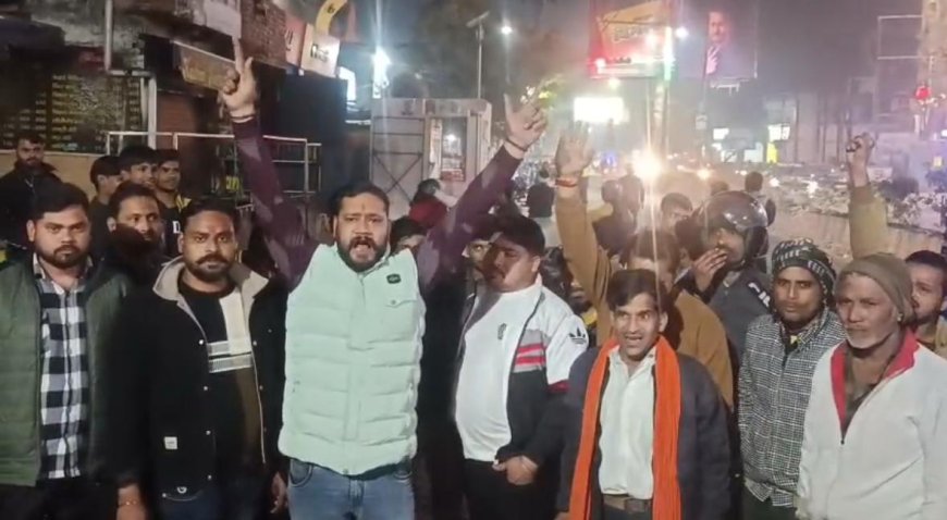 आगरा में मंदिर के 100 मीटर दायरे में खुली मीट दुकानों का विरोध, भाजपाइयों के प्रदर्शन के बाद दुकानें बंद