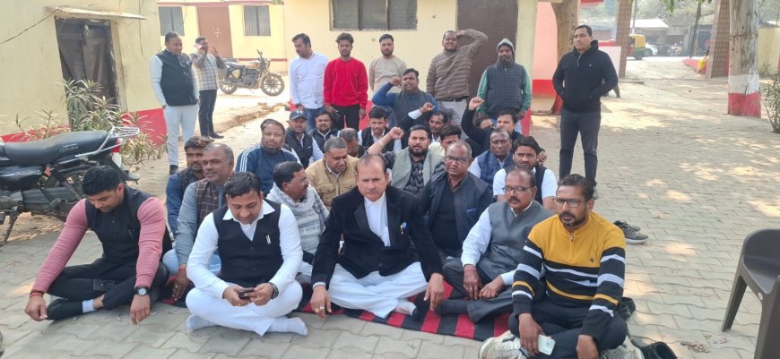 आगरा के बाह में लेखपाल ने पकड़ा वकील का गला, भड़के अधिवक्ताओं ने किया धरना प्रदर्शन