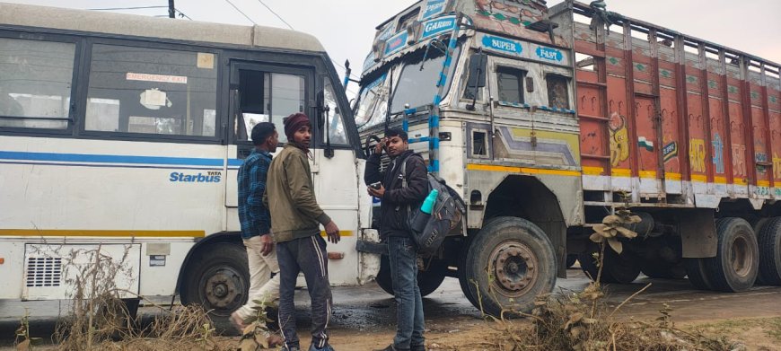 पिनाहट में आमने-सामने से भिड़े ट्रक और डग्गामार बस, यात्रियों में मची अफरा-तफरी, भदरौली मार्ग पर हादसा