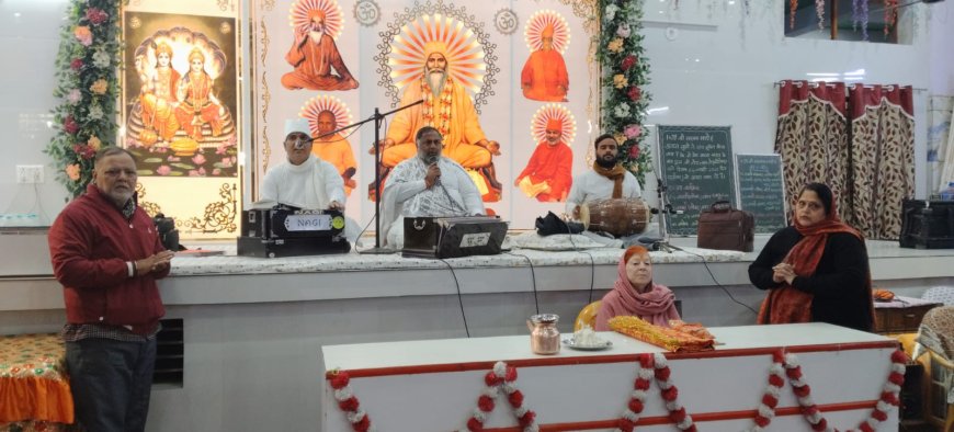आगरा के स्वामी टेऊंराम आश्रम में अमेरिका से आए संत नरेश लाल के प्रवचनों से भक्ति में डूबी संगत