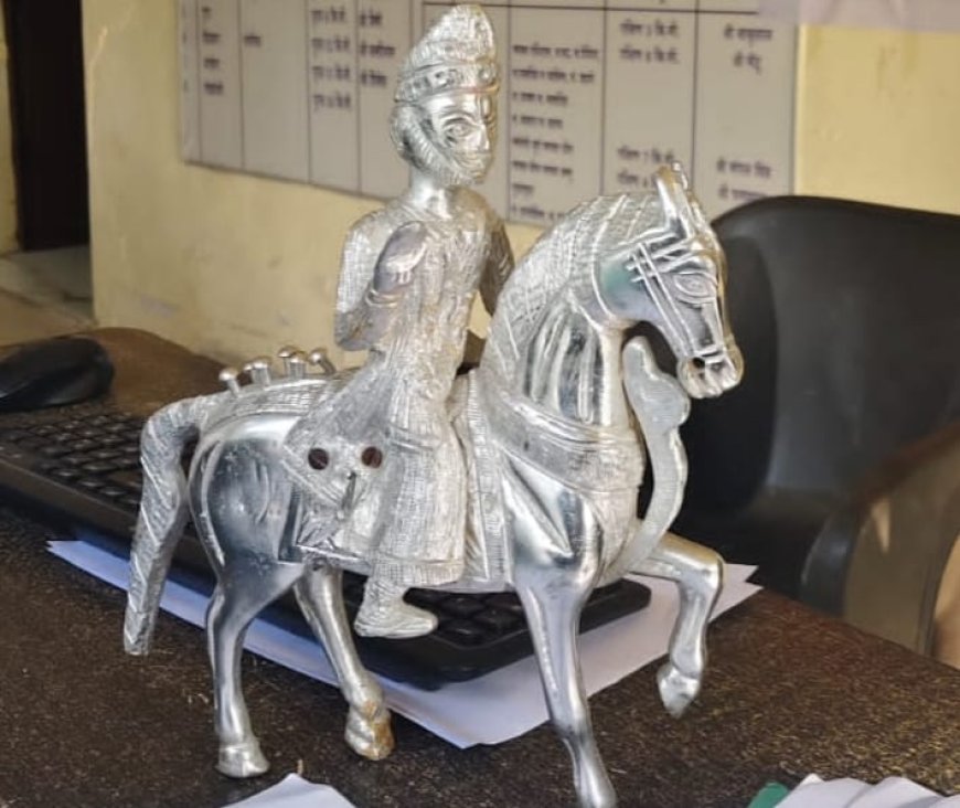 फतेहपुर सीकरी में सफेद धातु की घुड़सवार मूर्ति के साथ एक व्यक्ति हिरासत में, जांच कर रही पुलिस