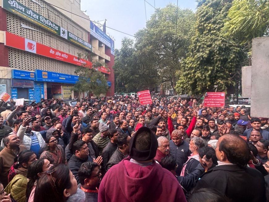 पांच दिवसीय बैंकिंग की मांग पर आगरा में बैंककर्मियों का जोरदार प्रदर्शन, हड़ताल से करोड़ों का लेन-देन प्रभावित