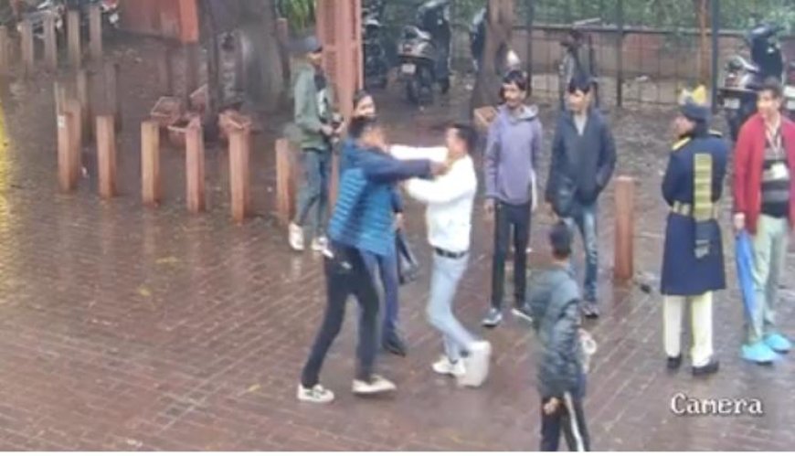 ताजमहल के बाहर सरेआम मारपीट, पर्यटकों के सामने हॊकरों में चले लात-घूंसे