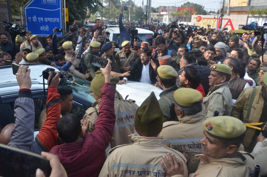 बरेली में सस्पेंडेड सिटी मजिस्ट्रेट को लेकर बवाल: अलंकार अग्निहोत्री की रवानगी के वक्त गाड़ी के आगे लेटे समर्थक, पुलिस से धक्का-मुक्की, प्रशासन ने किया सख्त नियंत्रण