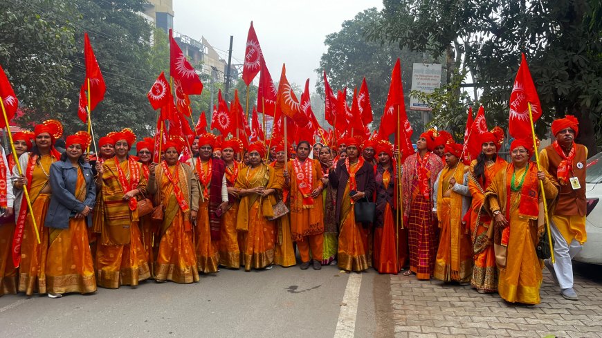 वैदिक चेतना का शंखनाद: आठ सौ आर्यजनों की शोभायात्रा से आगरा गूंजा, कल से तीन दिवसीय आर्य महासम्मेलन का शुभारंभ