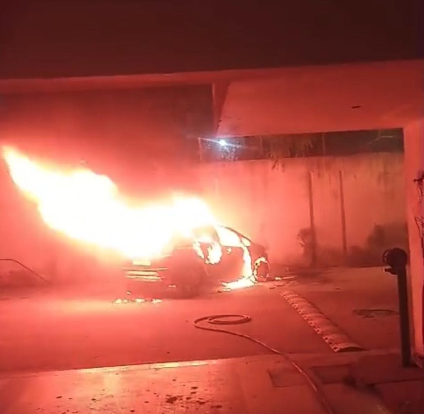 लग्जरी सोसाइटी रंगजी हाइट्स की पार्किंग बनी आग का मैदान,  खड़ी कार में लगी अचानक आग, मचा हड़कंप