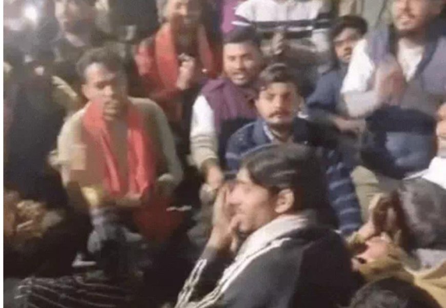 एबीवीपी कार्यालय के बाहर आपत्तिजनक हरकत, जांच से पहले सबूत हटाने पर फूटा गुस्सा