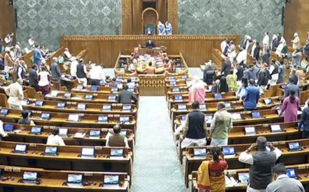 हंगामा होने पर लोकसभा बार-बार स्थगितः अध्यक्ष की कुर्सी तक काग़ज़ उछालने वाले छह कांग्रेस सांसद बजट सत्र के लिए निलंबित, चीन मुद्दे पर राहुल को रोकने से भड़का विपक्ष, राहुल-प्रियंका का संसद के बाहर प्रदर्शन