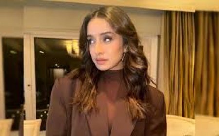 ब्राउन पावर सूट में श्रद्धा कपूर का दिखा बॉसी अंदाज, फैंस ने की तारीफ