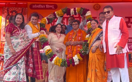 आगरा के बल्केश्वर चौक पर हिंदू सम्मेलन में बोलीं साध्वी प्रज्ञा ठाकुर- भारत के टुकड़े कराने वाला देश का पिता नहीं हो सकता, चादर और फादर से दूर रहें, हर दंपति को चार-पांच संतानें पैदा करने का दिलाया संकल्प