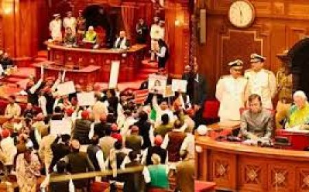 यूपी विधानमंडल का बजट सत्र शुरू, राज्यपाल के अभिभाषण के दौरान सपा-कांग्रेस के विधायकों ने की नारेबाजी. भड़कीं राज्‍यपाल आनंदी बेन, सीएम योगी ने हंसते हुए थपथपाई मेज