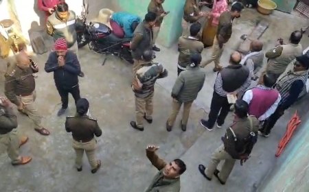 मथुरा के महावन क्षेत्र में पति-पत्नी ने तीन बच्चों के साथ की आत्महत्या, घर के अंदर में मिले पांचों के शव, दीवार पर लिखा मिला- अपनी इच्छा से आत्महत्या कर रहा हूं,  पुलिस हर एंगल से कर रही जांच, डीआईजी-एसएसपी मौके पर पहुंचे